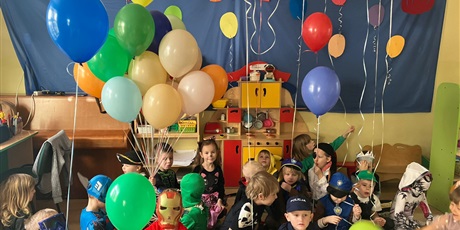 Powiększ grafikę: Przedszkolaki w bajkowych strojach z balonami