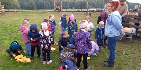 Powiększ grafikę: Grupa 'Wiewiórki" przygotowuje się do karmienia zwierząt  