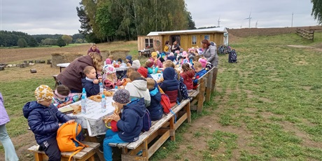 Powiększ grafikę: Pyszne drugie śniadanko na łonie natury w otoczeniu zwierząt