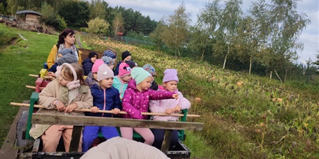 Powiększ grafikę: Grupa "Sówki" zwiedza okolice zagrody 