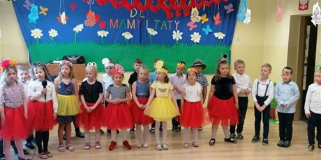 Powiększ grafikę: Grupa "Wiewiórki" z występem na Dzień Mamy