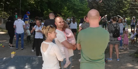 Powiększ grafikę: festyn-rodzinny-bawimy-sie-razem-z-mama-i-tata-445009.jpg