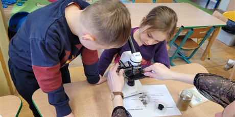 Powiększ grafikę: Dzieci z grupy "Wiewiórki' na zajęciach z mikroskopem