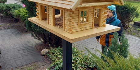 Powiększ grafikę: nowy-karmnik-dla-ptakow-w-ogrodzie-przedszkolnym-507523.jpg