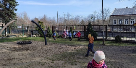 Powiększ grafikę: Grupa "Sówki"  poszukuje jajeczek w ogrodzie przedszkolnym