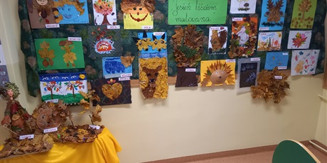 Wystawa plastyczna w przedszkolu  "Jesień liściem malowana"