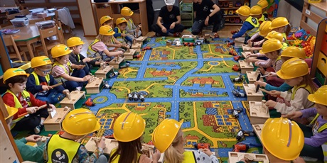 Powiększ grafikę: Przybijanie młotkiem kolejnych elementów drewnianej lornetki