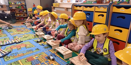 Powiększ grafikę: Prace z wiertarką przez dzieci z najstarszej grupy