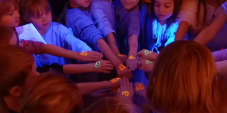 "Fluorescencja- zjawisko emitowania światła" zajęcia edukacyjne